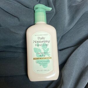 Bath & Body Works Cucumber & Lily Hand Soap - Mint and Cream